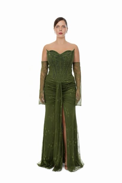 فستان سهرة بمقاسات كبيرة من الدانتيل المطرز باللون الكاكي